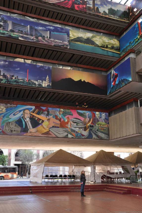 Admirando os vistosos murais em prédio público de Monterrey, no norte do México